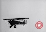 Standbild Pilot demonstriert Flugfiguren in Douglas A-2C United States USA, 1926, aus Sekunde 50 historischem Filmmaterial Videoclip 65675033870