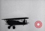 Standbild Pilot demonstriert Flugfiguren in Douglas A-2C United States USA, 1926, aus Sekunde 51 historischem Filmmaterial Videoclip 65675033870