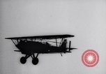 Standbild Pilot demonstriert Flugfiguren in Douglas A-2C United States USA, 1926, aus Sekunde 52 historischem Filmmaterial Videoclip 65675033870