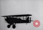 Standbild Pilot demonstriert Flugfiguren in Douglas A-2C United States USA, 1926, aus Sekunde 53 historischem Filmmaterial Videoclip 65675033870