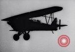 Standbild Pilot demonstriert Flugfiguren in Douglas A-2C United States USA, 1926, aus Sekunde 54 historischem Filmmaterial Videoclip 65675033870
