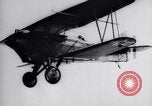 Standbild Pilot demonstriert Flugfiguren in Douglas A-2C United States USA, 1926, aus Sekunde 55 historischem Filmmaterial Videoclip 65675033870