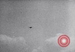 Standbild Pilot demonstriert Flugfiguren in Douglas A-2C United States USA, 1926, aus Sekunde 58 historischem Filmmaterial Videoclip 65675033870