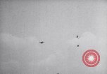 Standbild Pilot demonstriert Flugfiguren in Douglas A-2C United States USA, 1926, aus Sekunde 59 historischem Filmmaterial Videoclip 65675033870