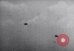 Standbild Pilot demonstriert Flugfiguren in Douglas A-2C United States USA, 1926, aus Sekunde 60 historischem Filmmaterial Videoclip 65675033870