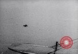 Standbild Pilot demonstriert Flugfiguren in Douglas A-2C United States USA, 1926, aus Sekunde 61 historischem Filmmaterial Videoclip 65675033870