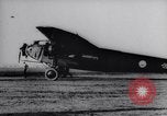 Standbild Army Air Service Sets Flugzeug Ausdauer Datensatz mit Inflight tanken United States USA, 1929, aus Sekunde 13 historischem Filmmaterial Videoclip 65675033872
