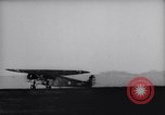 Standbild Army Air Service Sets Flugzeug Ausdauer Datensatz mit Inflight tanken United States USA, 1929, aus Sekunde 19 historischem Filmmaterial Videoclip 65675033872