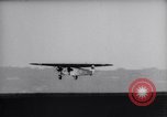 Standbild Army Air Service Sets Flugzeug Ausdauer Datensatz mit Inflight tanken United States USA, 1929, aus Sekunde 22 historischem Filmmaterial Videoclip 65675033872