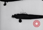 Standbild Army Air Service Sets Flugzeug Ausdauer Datensatz mit Inflight tanken United States USA, 1929, aus Sekunde 44 historischem Filmmaterial Videoclip 65675033872