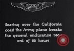 Standbild Army Air Service Sets Flugzeug Ausdauer Datensatz mit Inflight tanken United States USA, 1929, aus Sekunde 52 historischem Filmmaterial Videoclip 65675033872