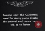 Standbild Army Air Service Sets Flugzeug Ausdauer Datensatz mit Inflight tanken United States USA, 1929, aus Sekunde 53 historischem Filmmaterial Videoclip 65675033872
