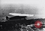 Standbild Army Air Service Sets Flugzeug Ausdauer Datensatz mit Inflight tanken United States USA, 1929, aus Sekunde 62 historischem Filmmaterial Videoclip 65675033872