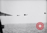 Immagine di Esercito degli Stati Uniti aria bombe di servizio delle navi in missioni di pratica Chesapeake Bay Maryland USA, 1944, secondo 37 filmato di repertorio 65675033881