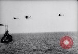 Immagine di Esercito degli Stati Uniti aria bombe di servizio delle navi in missioni di pratica Chesapeake Bay Maryland USA, 1944, secondo 38 filmato di repertorio 65675033881