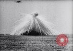 Immagine di Esercito degli Stati Uniti aria bombe di servizio delle navi in missioni di pratica Chesapeake Bay Maryland USA, 1944, secondo 41 filmato di repertorio 65675033881