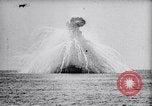 Immagine di Esercito degli Stati Uniti aria bombe di servizio delle navi in missioni di pratica Chesapeake Bay Maryland USA, 1944, secondo 42 filmato di repertorio 65675033881