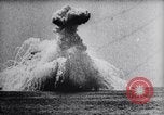 Immagine di Esercito degli Stati Uniti aria bombe di servizio delle navi in missioni di pratica Chesapeake Bay Maryland USA, 1944, secondo 45 filmato di repertorio 65675033881