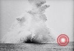 Immagine di Esercito degli Stati Uniti aria bombe di servizio delle navi in missioni di pratica Chesapeake Bay Maryland USA, 1944, secondo 49 filmato di repertorio 65675033881