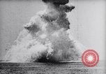 Immagine di Esercito degli Stati Uniti aria bombe di servizio delle navi in missioni di pratica Chesapeake Bay Maryland USA, 1944, secondo 50 filmato di repertorio 65675033881