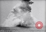 Immagine di Esercito degli Stati Uniti aria bombe di servizio delle navi in missioni di pratica Chesapeake Bay Maryland USA, 1944, secondo 51 filmato di repertorio 65675033881