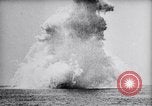 Immagine di Esercito degli Stati Uniti aria bombe di servizio delle navi in missioni di pratica Chesapeake Bay Maryland USA, 1944, secondo 52 filmato di repertorio 65675033881