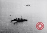 Standbild ehemaligen USS New Jersey (BB-16) wird bombardiert und kentert North Carolina United States USA, 1923, aus Sekunde 3 historischem Filmmaterial Videoclip 65675033882