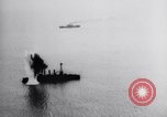 Standbild ehemaligen USS New Jersey (BB-16) wird bombardiert und kentert North Carolina United States USA, 1923, aus Sekunde 4 historischem Filmmaterial Videoclip 65675033882