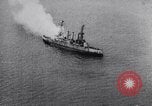 Standbild ehemaligen USS New Jersey (BB-16) wird bombardiert und kentert North Carolina United States USA, 1923, aus Sekunde 13 historischem Filmmaterial Videoclip 65675033882