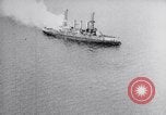 Standbild ehemaligen USS New Jersey (BB-16) wird bombardiert und kentert North Carolina United States USA, 1923, aus Sekunde 15 historischem Filmmaterial Videoclip 65675033882