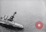 Standbild ehemaligen USS New Jersey (BB-16) wird bombardiert und kentert North Carolina United States USA, 1923, aus Sekunde 33 historischem Filmmaterial Videoclip 65675033882