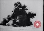 Standbild USS Virginia sinkt nach Bombenanschlägen von Army Air Service Ebenen North Carolina United States USA, 1923, aus Sekunde 10 historischem Filmmaterial Videoclip 65675033883