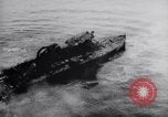 Standbild USS Virginia sinkt nach Bombenanschlägen von Army Air Service Ebenen North Carolina United States USA, 1923, aus Sekunde 13 historischem Filmmaterial Videoclip 65675033883