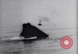 Standbild USS Virginia sinkt nach Bombenanschlägen von Army Air Service Ebenen North Carolina United States USA, 1923, aus Sekunde 42 historischem Filmmaterial Videoclip 65675033883