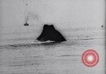 Standbild USS Virginia sinkt nach Bombenanschlägen von Army Air Service Ebenen North Carolina United States USA, 1923, aus Sekunde 45 historischem Filmmaterial Videoclip 65675033883