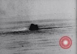 Standbild USS Virginia sinkt nach Bombenanschlägen von Army Air Service Ebenen North Carolina United States USA, 1923, aus Sekunde 47 historischem Filmmaterial Videoclip 65675033883
