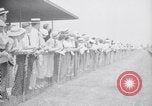 Standbild Rennen gewann von Discovery Arlington Heights Illinois USA, 1935, aus Sekunde 45 historischem Filmmaterial Videoclip 65675033893