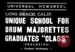 Standbild drum majorette Klassen Long Beach California USA, 1938, aus Sekunde 5 historischem Filmmaterial Videoclip 65675033915