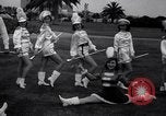 Standbild drum majorette Klassen Long Beach California USA, 1938, aus Sekunde 20 historischem Filmmaterial Videoclip 65675033915