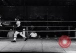 Standbild Boxkampf Philadelphia Pennsylvania USA, 1938, aus Sekunde 26 historischem Filmmaterial Videoclip 65675033920