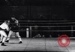 Standbild Boxkampf Philadelphia Pennsylvania USA, 1938, aus Sekunde 28 historischem Filmmaterial Videoclip 65675033920