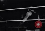 Standbild Boxkampf Philadelphia Pennsylvania USA, 1938, aus Sekunde 35 historischem Filmmaterial Videoclip 65675033920