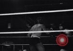 Standbild Boxkampf Philadelphia Pennsylvania USA, 1938, aus Sekunde 39 historischem Filmmaterial Videoclip 65675033920