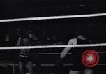 Standbild Boxkampf Philadelphia Pennsylvania USA, 1938, aus Sekunde 40 historischem Filmmaterial Videoclip 65675033920