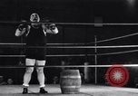 Standbild Boxkampf Philadelphia Pennsylvania USA, 1938, aus Sekunde 46 historischem Filmmaterial Videoclip 65675033920