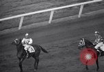 Standbild Pferderennen mit Seabiscuit und Ligaroti Del Mar California USA, 1938, aus Sekunde 14 historischem Filmmaterial Videoclip 65675033924