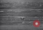 Standbild Pferderennen mit Seabiscuit und Ligaroti Del Mar California USA, 1938, aus Sekunde 38 historischem Filmmaterial Videoclip 65675033924