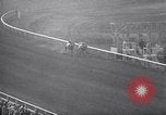 Standbild Pferderennen mit Seabiscuit und Ligaroti Del Mar California USA, 1938, aus Sekunde 45 historischem Filmmaterial Videoclip 65675033924