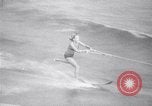 Standbild Wasserski Evian Frankreich, 1938, aus Sekunde 30 historischem Filmmaterial Videoclip 65675033927