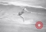 Standbild Wasserski Evian Frankreich, 1938, aus Sekunde 32 historischem Filmmaterial Videoclip 65675033927